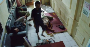 Pria Curi HP di Kantor Satpol PP Pandeglang Terekam CCTV, Manfaatkan Petugas yang Tertidur (istimewa)