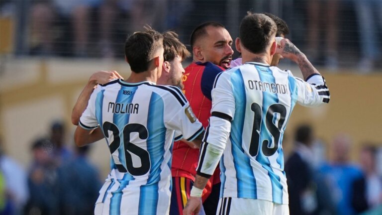 Ricuh usai final Piala Dunia antara pemain Argentina dan Spanyol