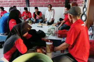 Wakil Ketua DPRD Bojonegoro Bambang Sutriyono Latih Petani Pejok Bikin Pupuk Organik