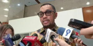 Ahmad Sahroni Wakil Ketua Komisi III DPR mengawasi penggeledahan kasus korupsi batu bara.