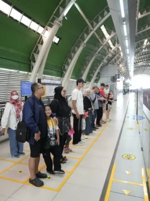 Kebiasaan Penumpang Mengancam Keselamatan LRT Jabodebek