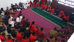 Sekretaris DPD PDI Perjuangan Jawa Timur Deni Wicaksono mengajak kader memegang Jas Merah