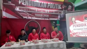 Sekretaris DPC PDI Perjuangan Trenggalek Doding Rahmadi sebut pengurus siap layani warga