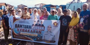 Ketua DPD Gerindra Papua Barat Daya Oktasari Sabil meninjau korban kebakaran di Sorong