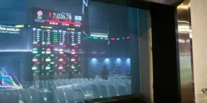 IHSG menguat 0,83% ke 5.924 dan kapitalisasi Rp10.340 T