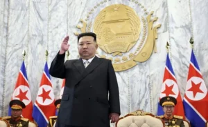 Kim Jong Un mengawasi uji coba rudal kapal perusak Kang Kon.
