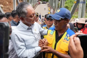 Menteri PU Dody puji warga perbaiki Jembatan Enang-Enang