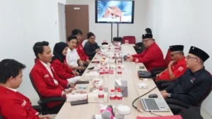 Sekretaris DPD PDI Perjuangan Jatim Deni Wicaksono buka dialog mahasiswa awasi pemerintah