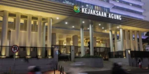 Pengamat hukum dan politik Muhammad Gumarang menilai alih kasus korupsi ke Kejagung sah