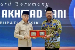 Bupati Gresik Fandi Akhmad Yani Terima Penghargaan Nasional atas Perlindungan Anak PMI