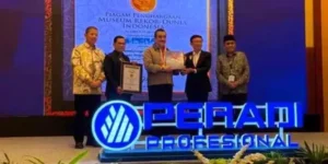 Ketua Umum Peradi Profesional Harris Hedar menerima Rekor MURI untuk 108 mitra keagamaan