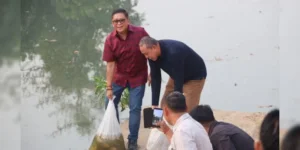 Sekjen PDIP Hasto Kristiyanto Tebar Ribuan Bibit Ikan di Sungai Bekasi saat Ultah ke-60