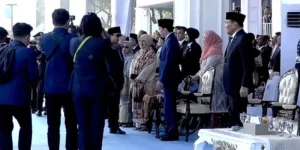 Presiden Prabowo Subianto memberi salam hormat kepada Jokowi pada HUT Bhayangkara ke-80
