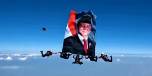 Presiden Prabowo Subianto Saksikan Foto dan Bendera Polri Berkibar di HUT 80 Bhayangkara