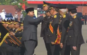 Prabowo Subianto Anugerahkan Bintang Bhayangkara pada Polri