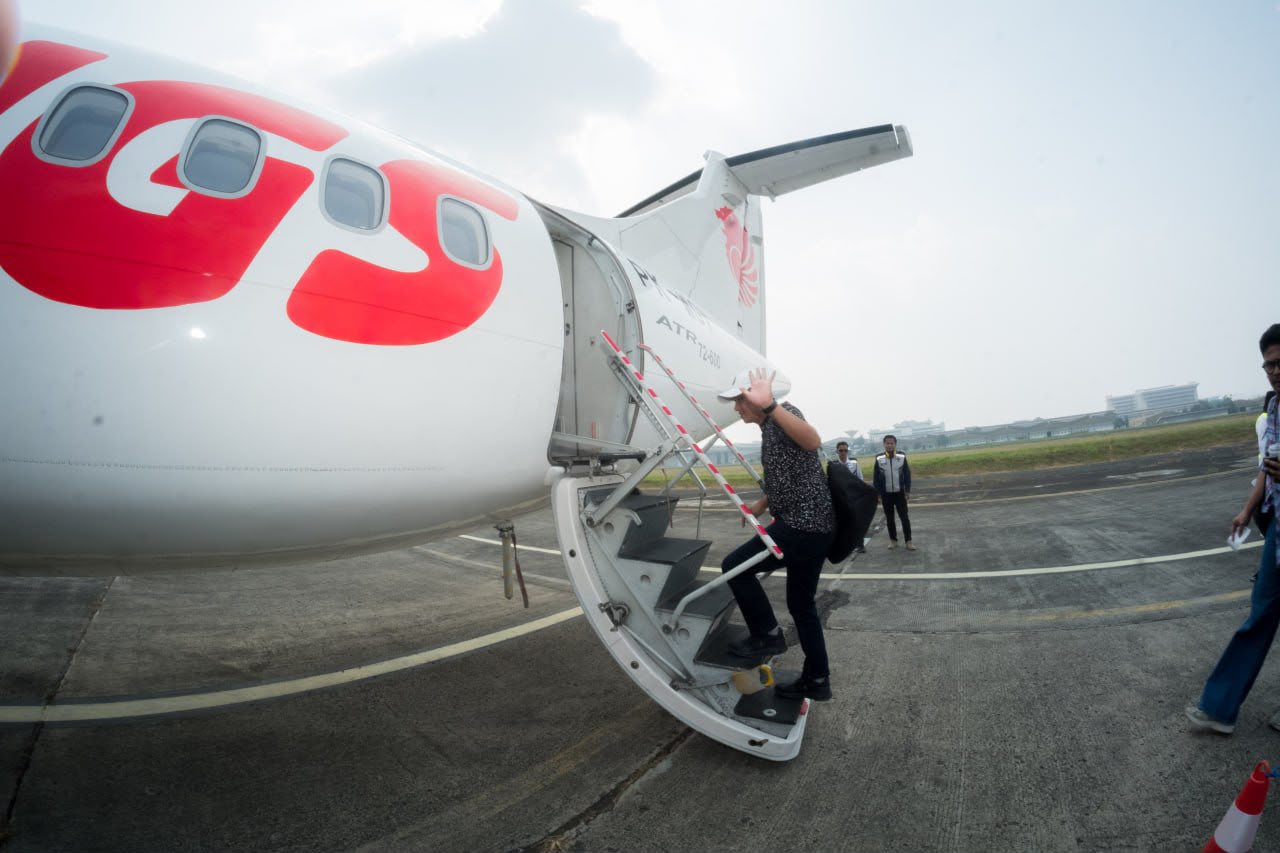 Bandara Husein Sastranegara Bandung Siapkan Penerbangan Internasional Mulai Oktober 2026 1 Penumpang naik pesawat di Bandara Husein Sastranegara Bandung
