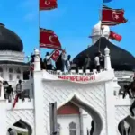 Bendera Bulan Bintang berkibar di Masjid Baiturahman Aceh