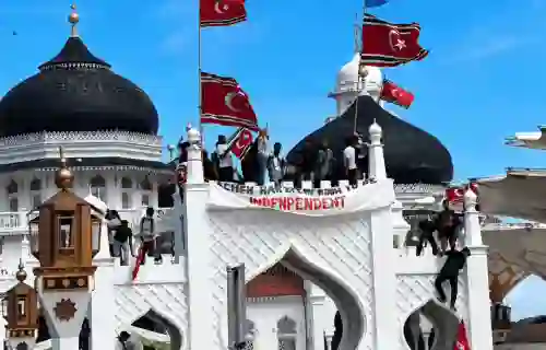 Soal Bendera Bulan Bintang di Aceh, Juha Christensen Ingatkan Pentingnya Menjaga Perdamaian 1 Bendera Bulan Bintang berkibar di Masjid Baiturahman Aceh