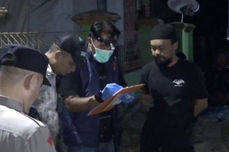 Warga Desa Ungkal, Kecamatan Conggeang, Kabupaten Sumedang, Jawa Barat, dikejutkan dengan penemuan jasad bayi laki-laki dalam kondisi mengenaskan.