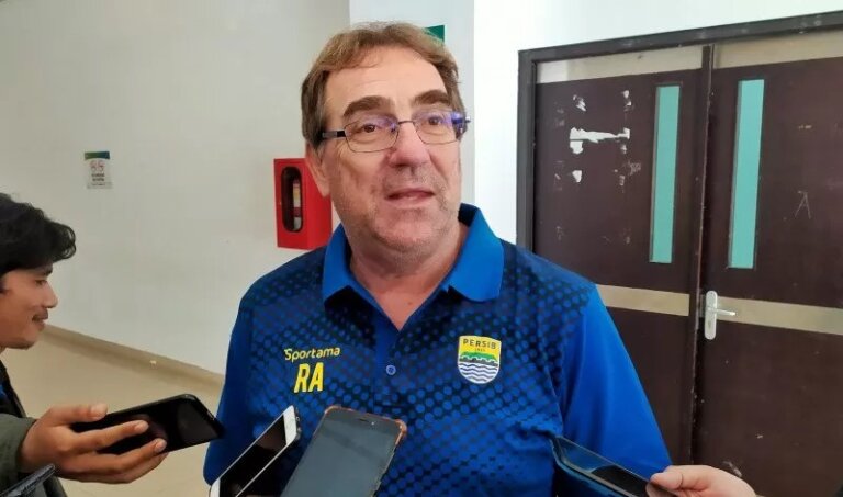 Sanksi FIFA Kepada Persib Bandung Dicabut, Robert Rene Alberts Buka Suara