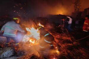 Kebakaran melanda kawasan rumah adat di Sade, Desa Rambitan, Kecamatan Pujut, Kabupaten Lombok Tengah, Nusa Tenggara Barat (NTB), Sabtu malam, 22 Agustus 2026