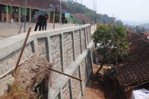 Pemkab Sumedang Pastikan Lingkungan SDN Citraresmi Kembali Aman Usai Perkuat Tebing Longsor 5