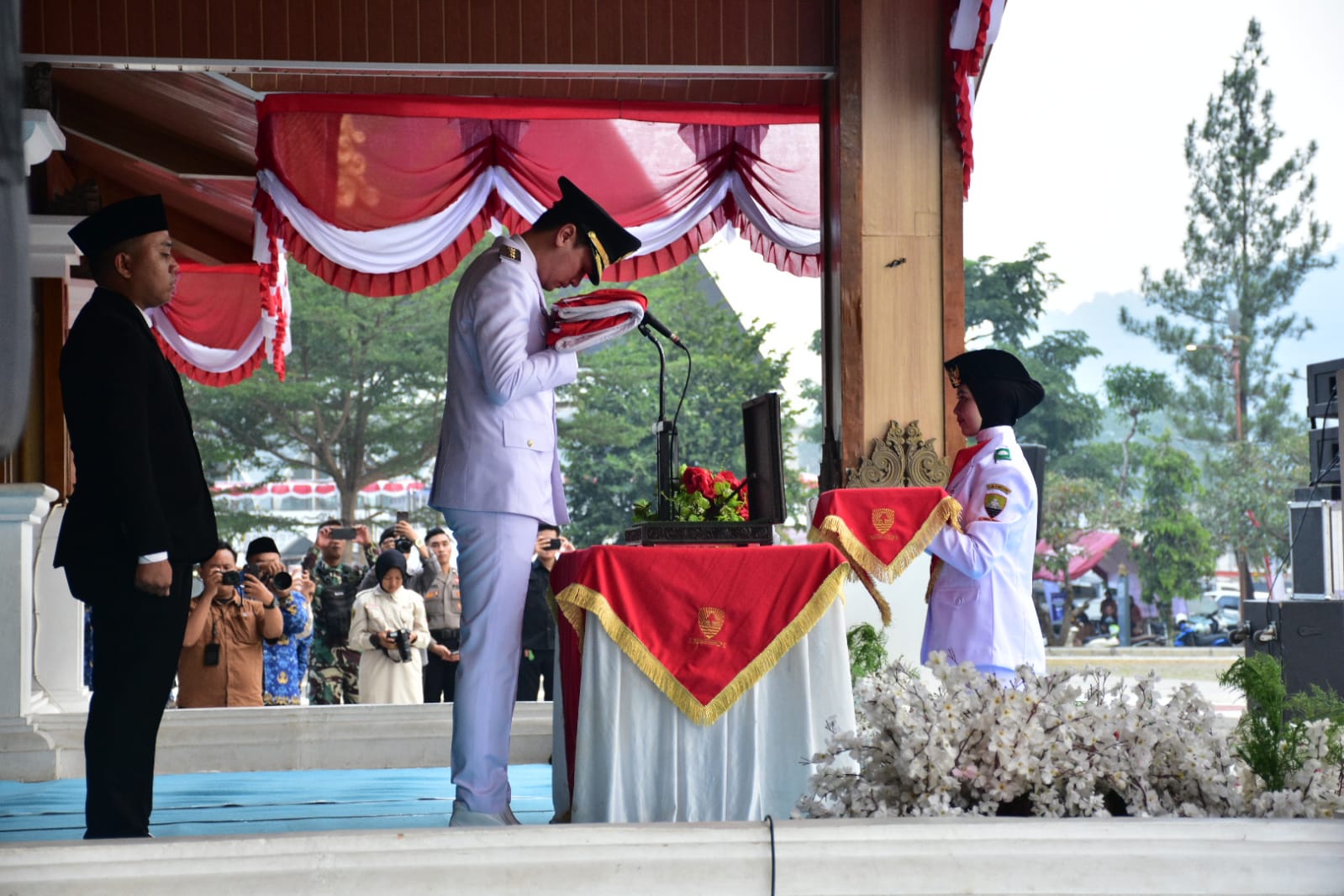 HUT RI ke-81, Wabup Sumedang Ajak Warga Jaga Persatuan dan Waspadai Hoaks 1 HUT RI ke-81, Wabup Sumedang Ajak Warga Jaga Persatuan dan Waspadai Hoaks 1