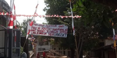 Menjelang HUT RI dan Pilkades: Bahasa Satir dan Sarkasme Bermunculan di Spanduk 1