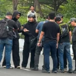 Polisi Cegat Pemuda Berpakaian Hitam Dekat Menara UOB Terkait Aksi BEM UI di Jakarta