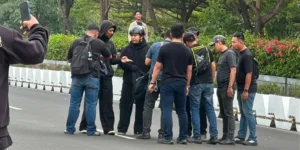 Polisi Cegat Pemuda Berpakaian Hitam Dekat Menara UOB Terkait Aksi BEM UI di Jakarta