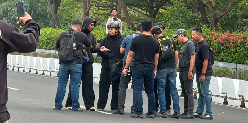 Polisi Cegat Pemuda Berpakaian Hitam Dekat Menara UOB Terkait Aksi BEM UI di Jakarta 1 Polisi Cegat Pemuda Berpakaian Hitam Dekat Menara UOB Terkait Aksi BEM UI di Jakarta