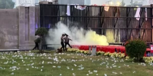 Polisi Padamkan Api di Pagar Gedung DPR Saat Unjuk Rasa Tuntut RUU Perampasan Aset