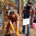 Penanaman pohon pengganti di halaman RSUD Cibabat dilakukan oleh Wali Kota Cimahi Letkol (Purn) Ngatiyana beserta Forkopimda Kota Cimahi
