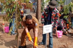 Penanaman pohon pengganti di halaman RSUD Cibabat dilakukan oleh Wali Kota Cimahi Letkol (Purn) Ngatiyana beserta Forkopimda Kota Cimahi