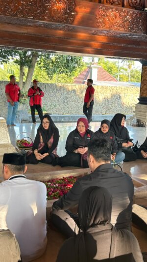 Ziarah Makam Bung Karno di Blitar, Tuti Turimayanti Tegaskan Komitmen Merawat Ideologi dan Membela Rakyat 1