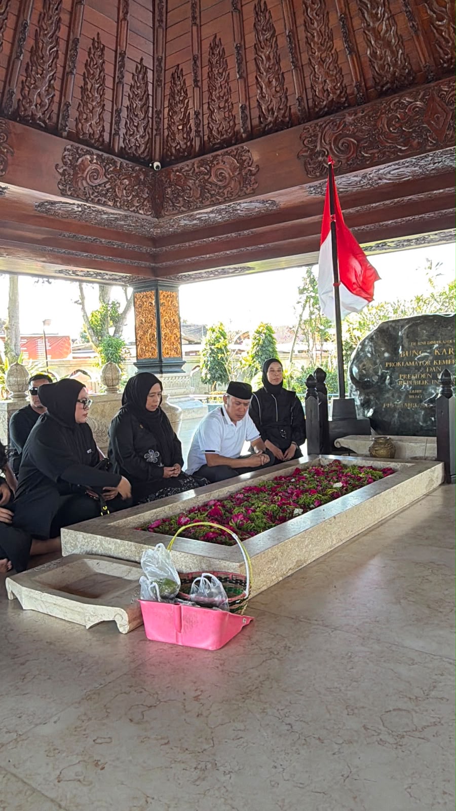 Ziarah ke Makam Bung Karno, Diah Fitri Maryani Ajak Generasi Penerus Teladani Perjuangan Proklamator 1 Ziarah ke Makam Bung Karno, Diah Fitri Maryani Ajak Generasi Penerus Teladani Perjuangan Proklamator 1