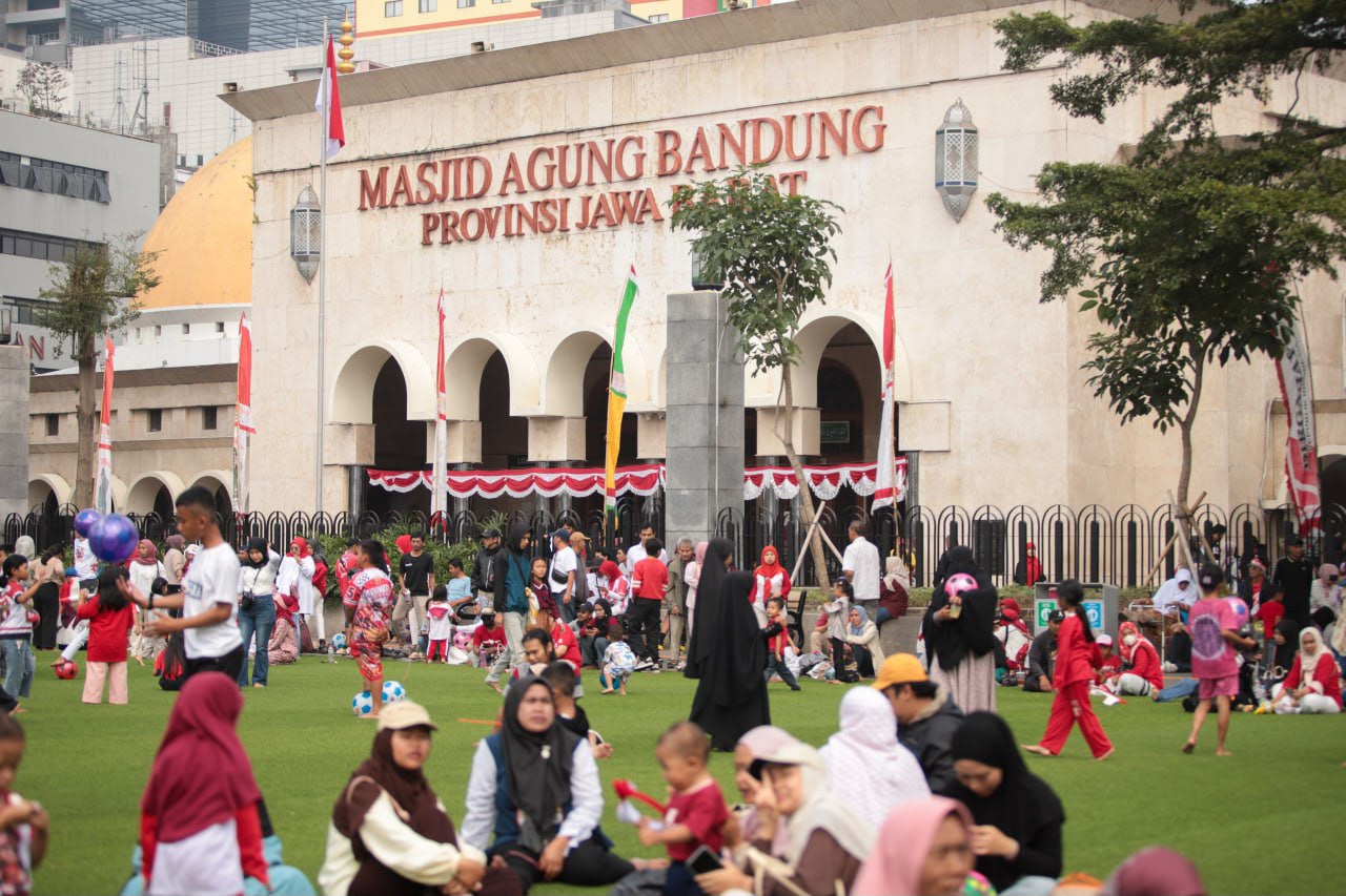 Alun-alun Bandung Dibuka Lagi! Ini Aturan Baru untuk Pengunjung 1 Alun-alun Bandung