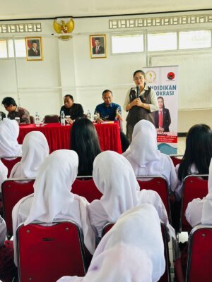 Tuti Turimayanti Bekali Pelajar SMK Bina Wisata Lembang dengan Pendidikan Demokrasi 1
