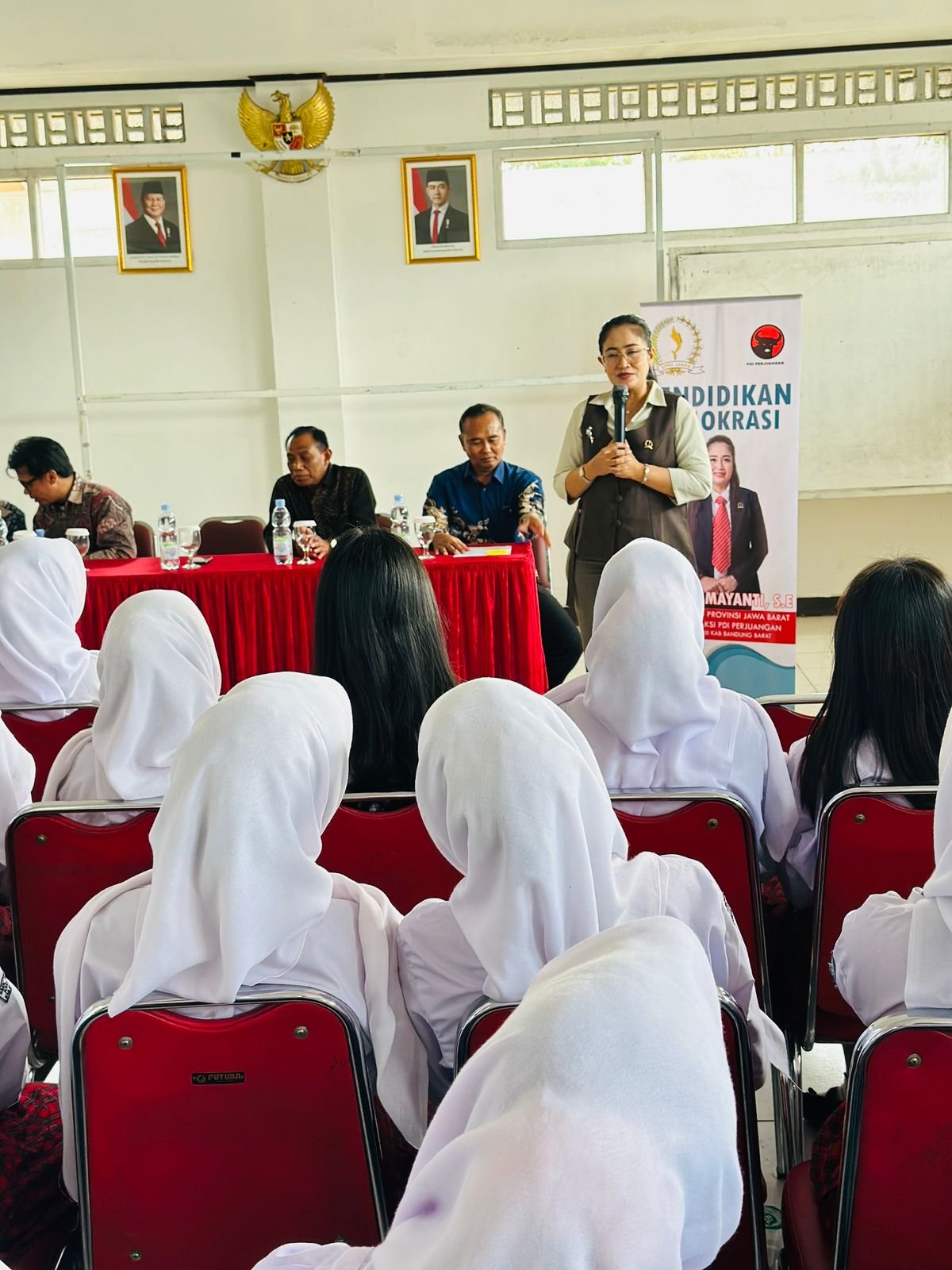 Tuti Turimayanti Bekali Pelajar SMK Bina Wisata Lembang dengan Pendidikan Demokrasi 1 Tuti Turimayanti Bekali Pelajar SMK Bina Wisata Lembang dengan Pendidikan Demokrasi 1