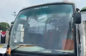 Bus yang membawa rombongan tersebut diduga menjadi sasaran pelemparan ketika melintas di ruas Tol Karawang. Sebuah batu bata dilempar ke arah kendaraan hingga menyebabkan kaca bagian depan pecah.