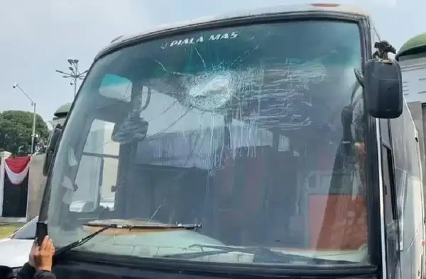 Bus yang membawa rombongan tersebut diduga menjadi sasaran pelemparan ketika melintas di ruas Tol Karawang. Sebuah batu bata dilempar ke arah kendaraan hingga menyebabkan kaca bagian depan pecah.