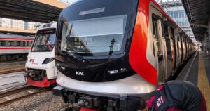 nyaris tertabrak krl