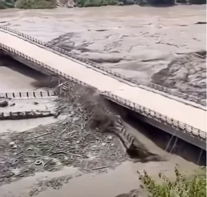 Banjir bandang di Nepal dan Tibet menewaskan 390 orang.