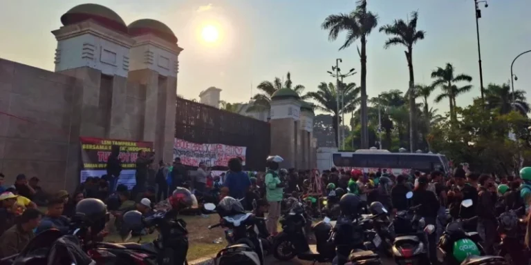 DPR Diminta Dialog dengan Pendemo: Amir Hamzah Serukan Hindari Pendekatan Keamanan