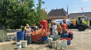 Kementerian Pekerjaan Umum Salurkan 29.000 Liter Air