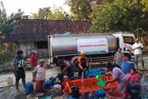 Dompet Dhuafa Menyalurkan Air ke Warga Boyolali dan Grobogan
