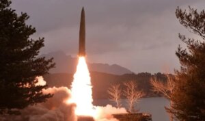 Korea Utara meluncurkan rudal 700 km, mengancam stabilitas 1