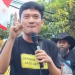 Tiyo Ardianto membawakan Tombo Ati saat orasi AMPB di Pati