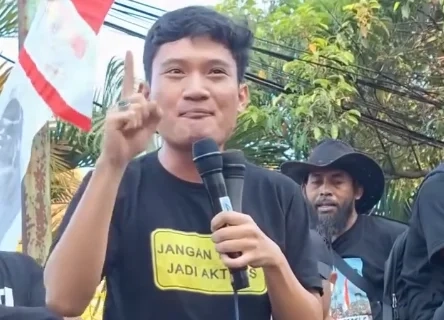 Tiyo Ardianto membawakan Tombo Ati saat orasi AMPB di Pati 1 Tiyo Ardianto membawakan Tombo Ati saat orasi AMPB di Pati