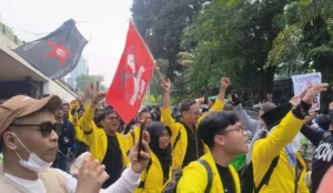 Mahasiswa Universitas Terbuka berunjuk rasa ke DPR